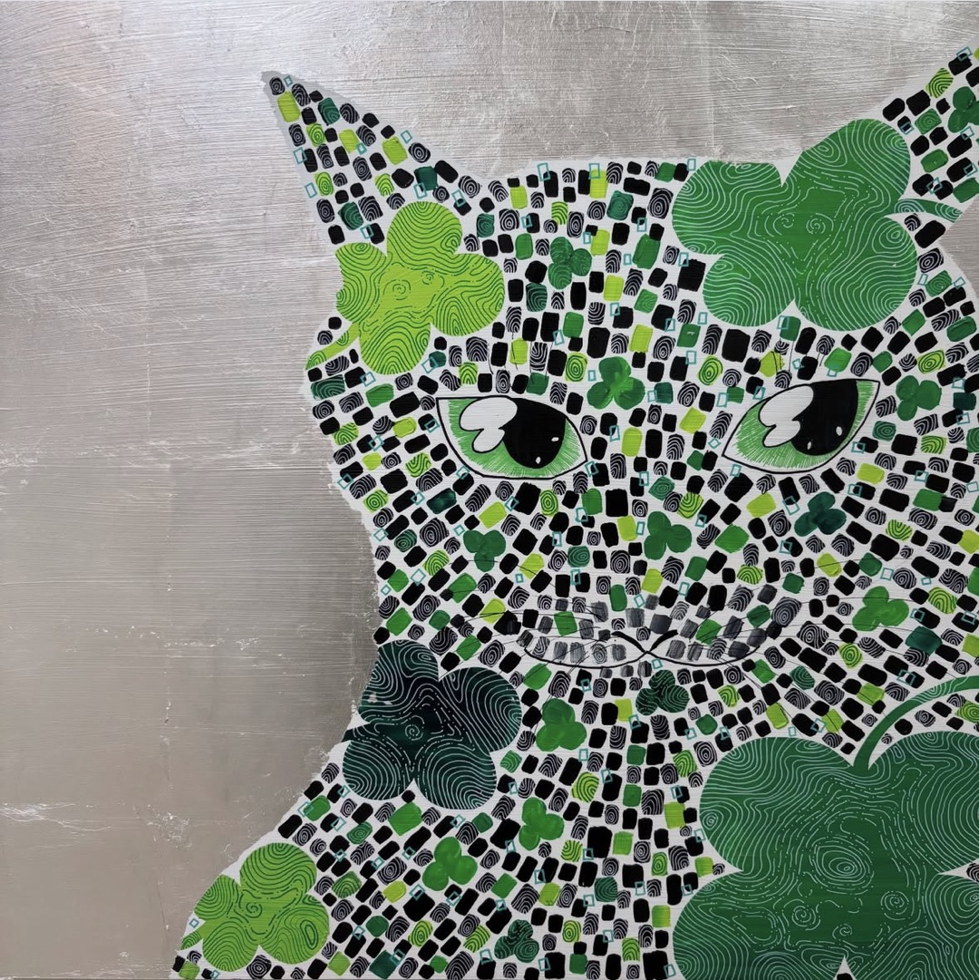 Clover inside me No.2 — 銀箔の下地に描いた猫